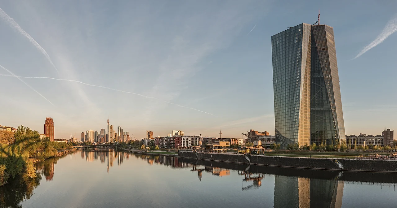 Euro, ABD doları zayıflığıyla güçleniyor; ECB kararı öncesi destek buluyor