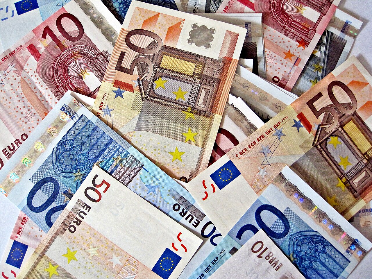 Euro'da Dolar zayıflığı ve dayanıklı veriler desteği