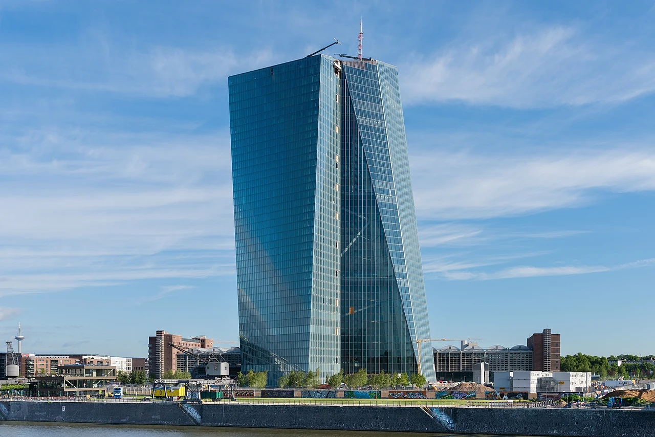 Euro, zayıf Dolar ve ECB sıkılaşma beklentilerinden destek buluyor