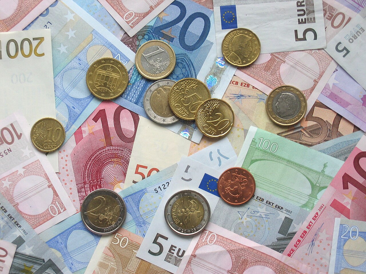 Euro, zayıf dolardan ve dayanıklı büyümeden avantaj sağlıyor