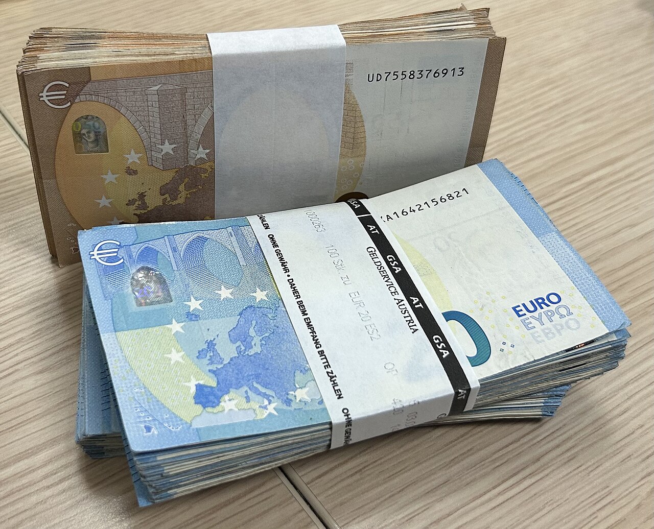 Euro, zayıf dolardan ve dirençli veri akışından destek buluyor