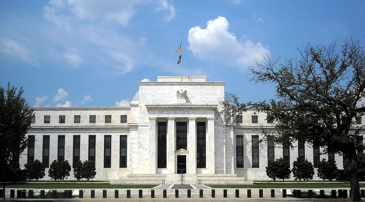 Sterlin 1,3500 üzerinde konsolide: Fed, BoE haftası öncesi dikkat